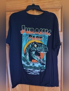 Unisex Men's size 2XL Jurassic Park Velociraptor T-shirt